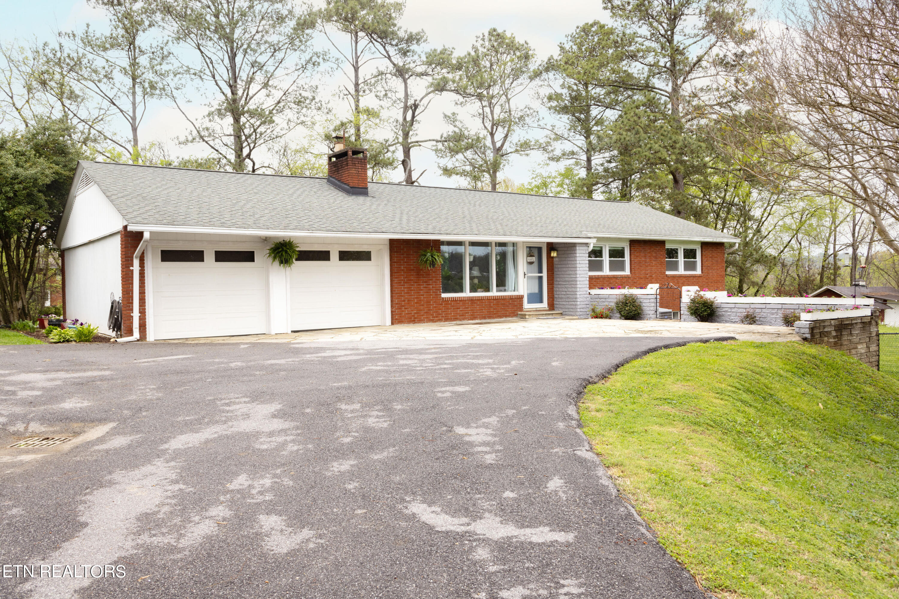 209 N Riverview Circle