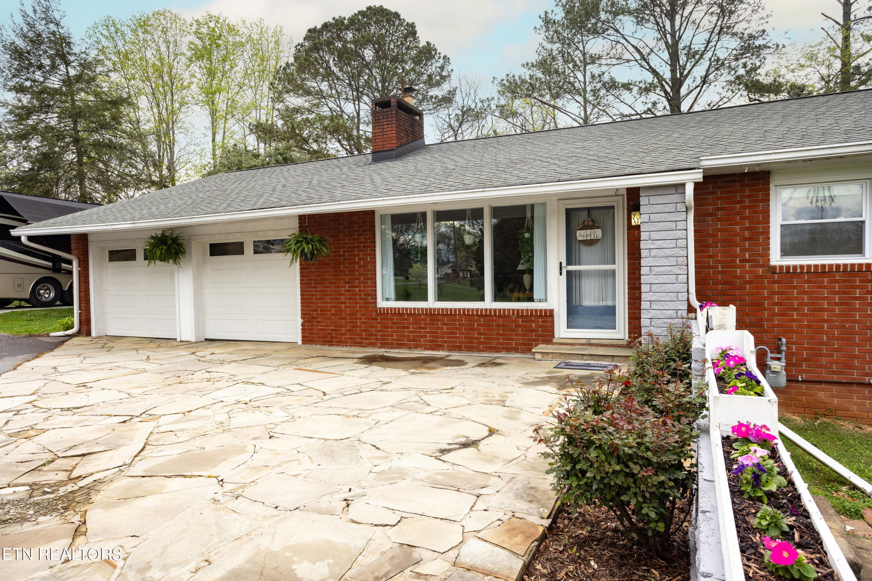 209 N Riverview Circle