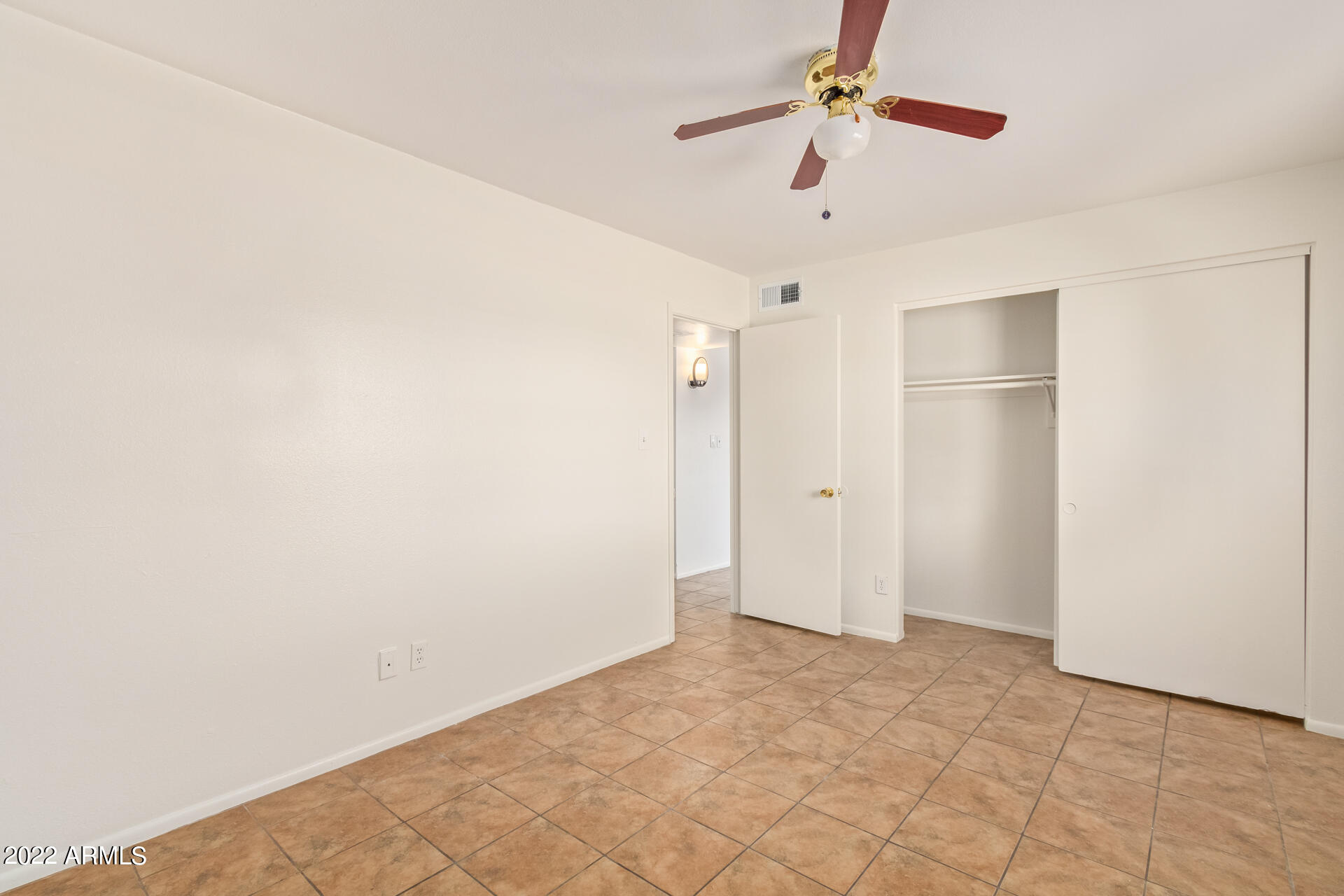 5621 W GREENBRIAR Drive