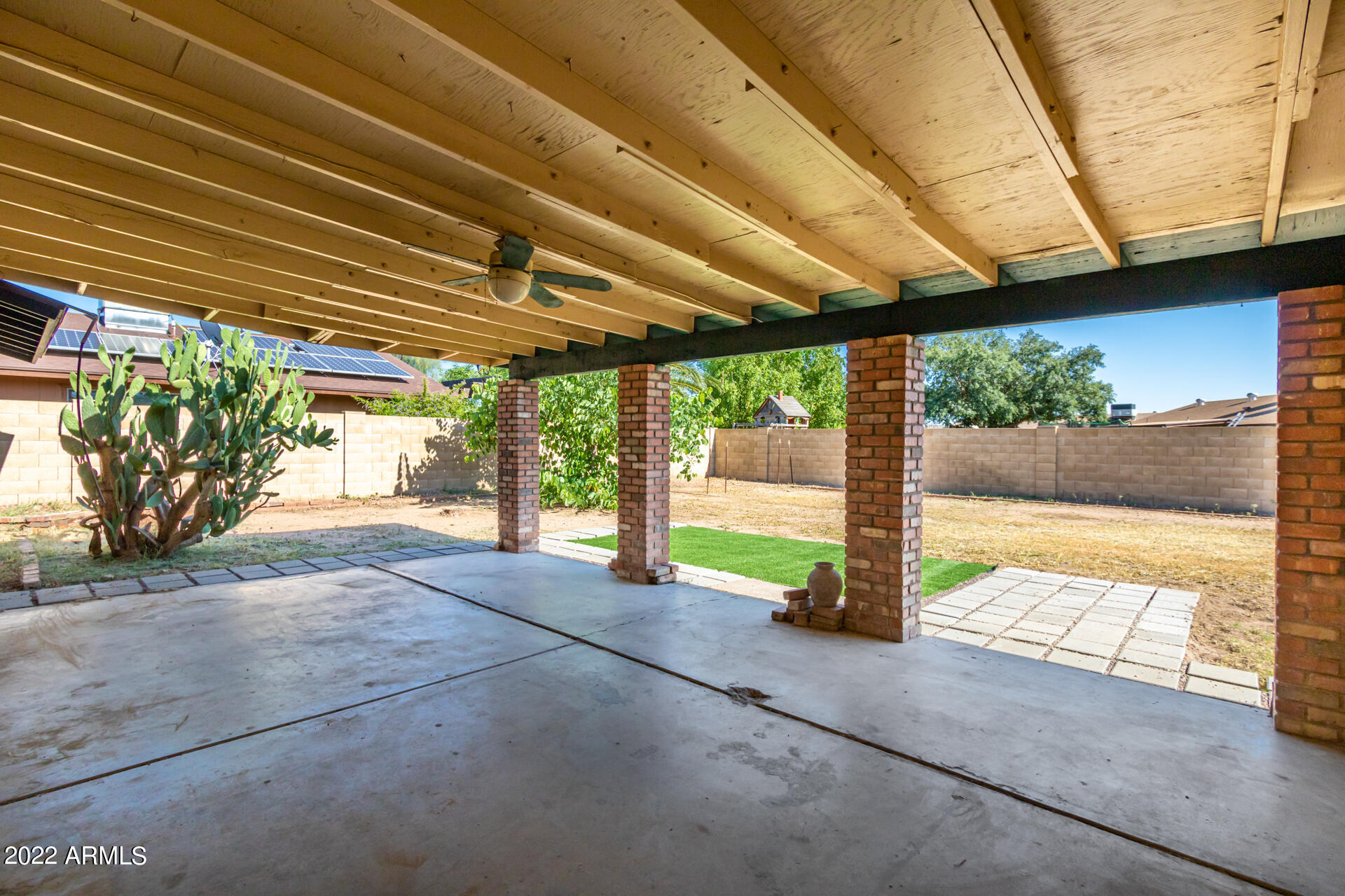 5621 W GREENBRIAR Drive