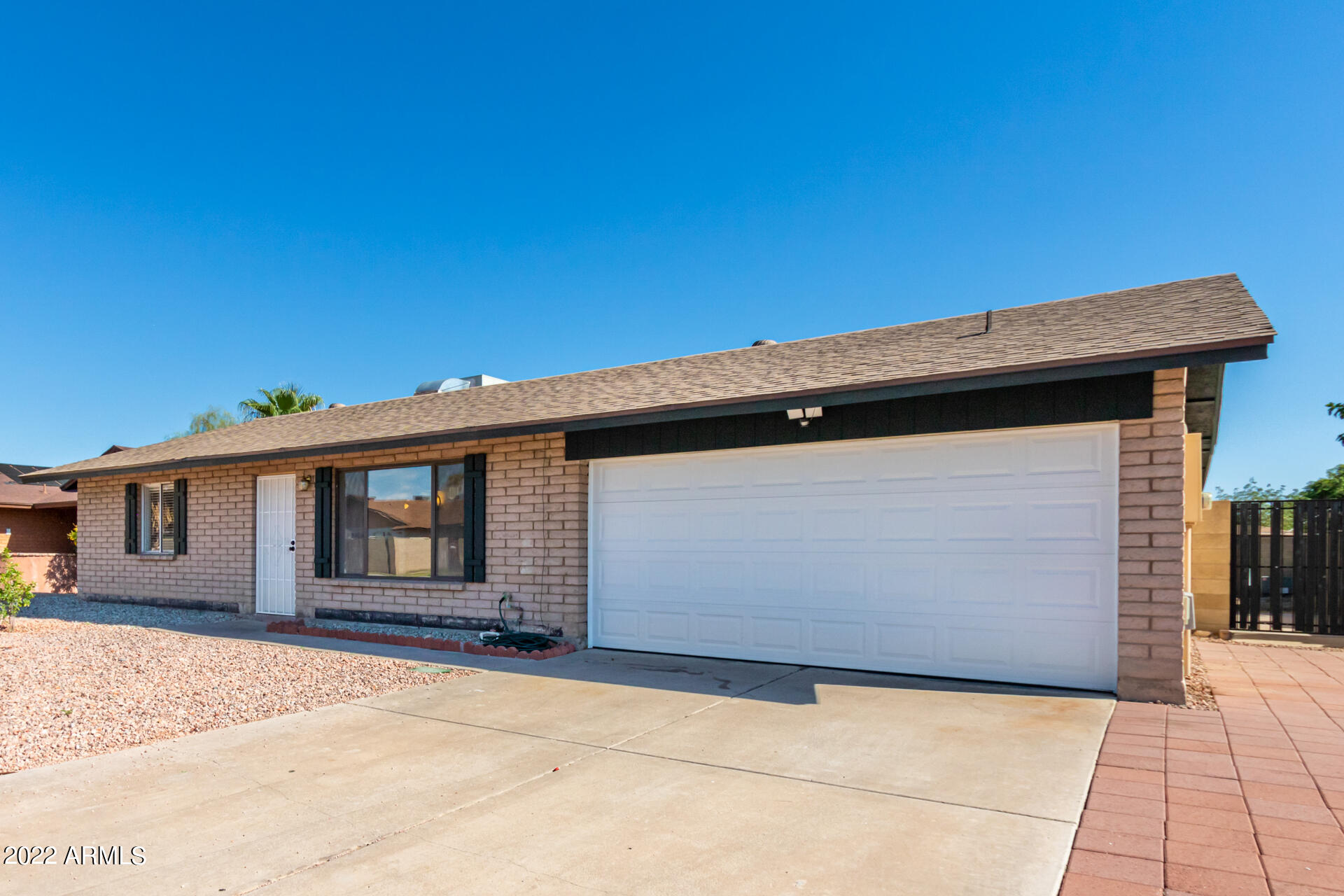 5621 W GREENBRIAR Drive