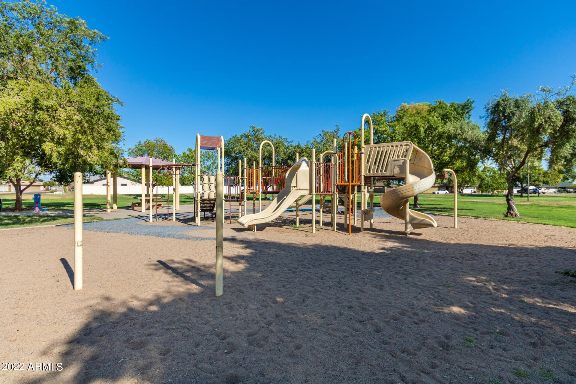 5621 W GREENBRIAR Drive