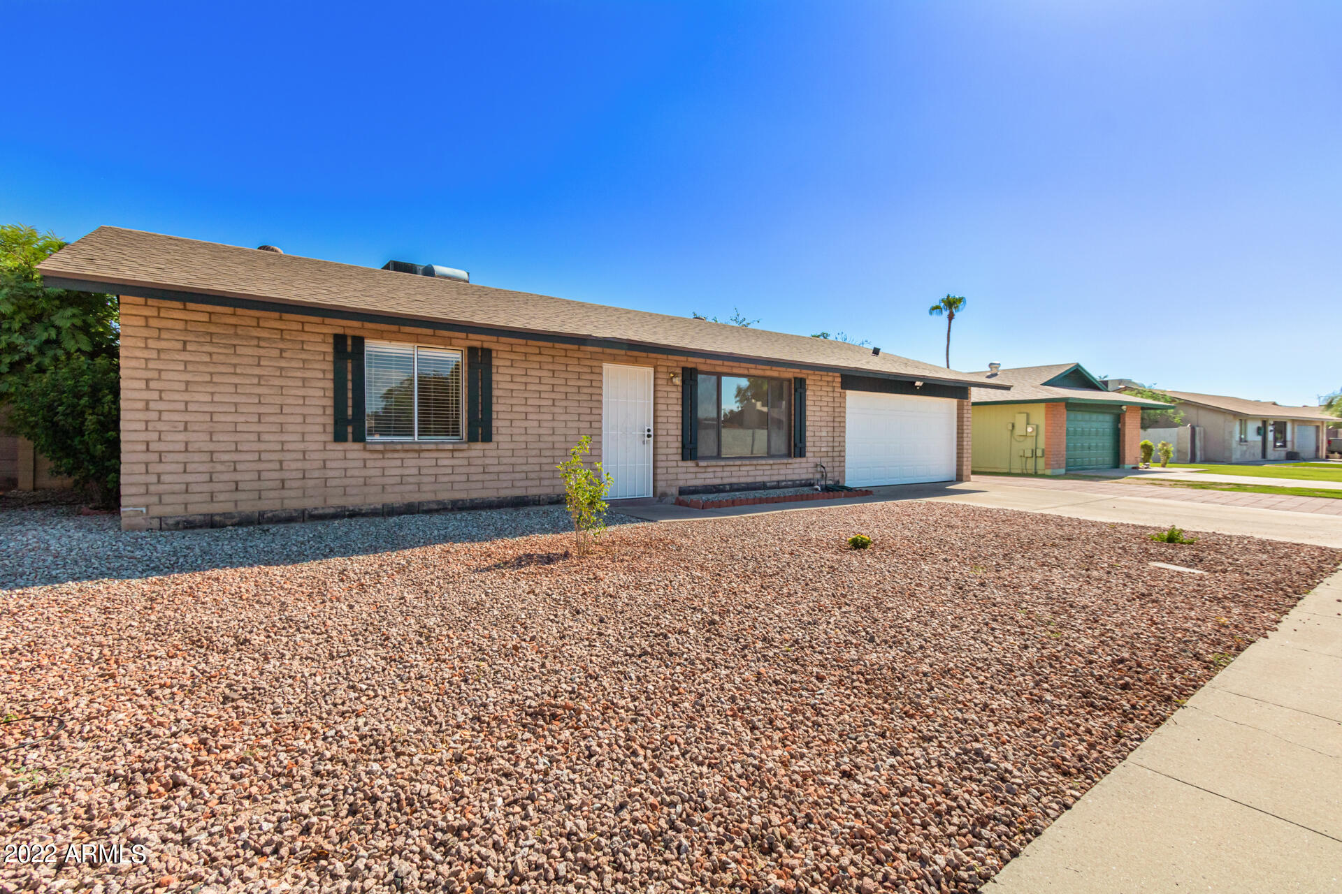 5621 W GREENBRIAR Drive
