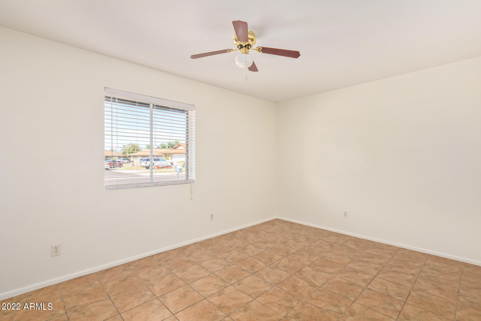 5621 W GREENBRIAR Drive