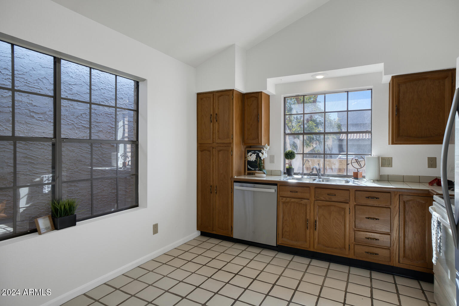 2116 W NOPAL Avenue