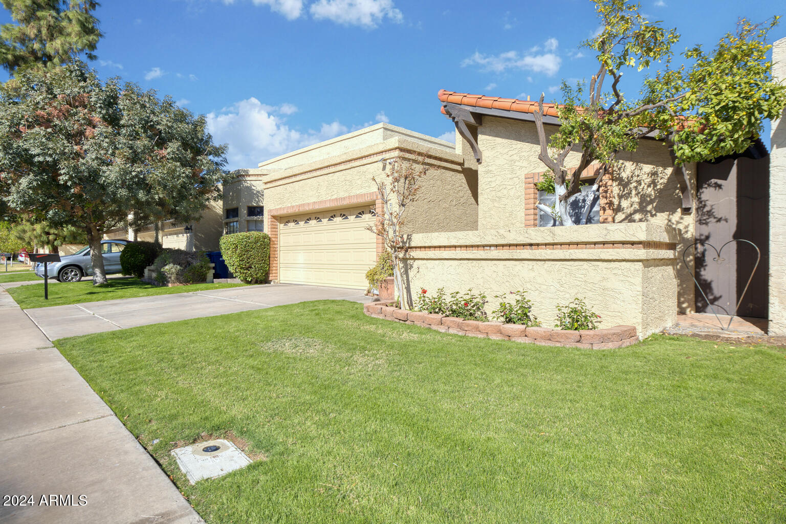 2116 W NOPAL Avenue