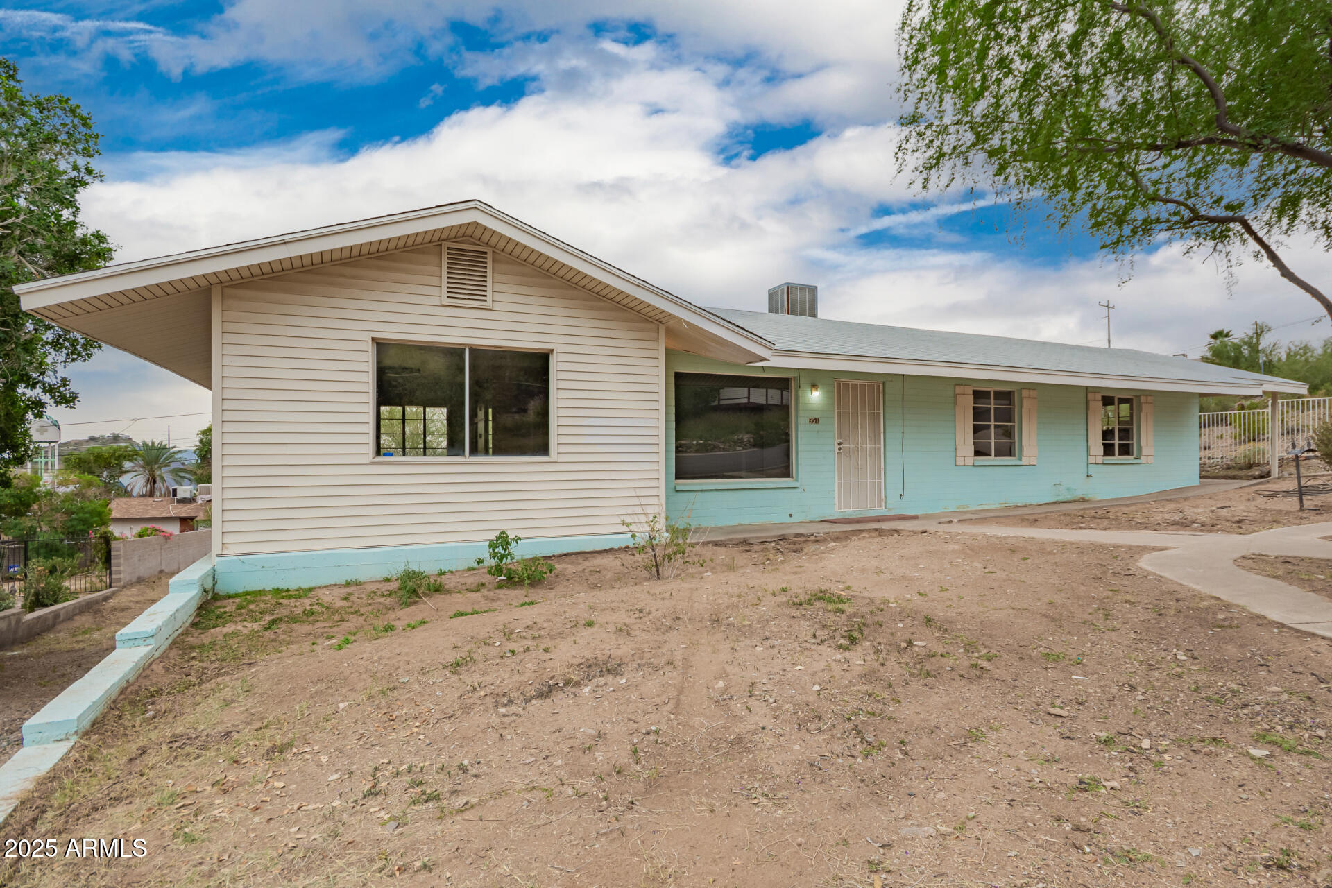 951 W SAHUARO Drive