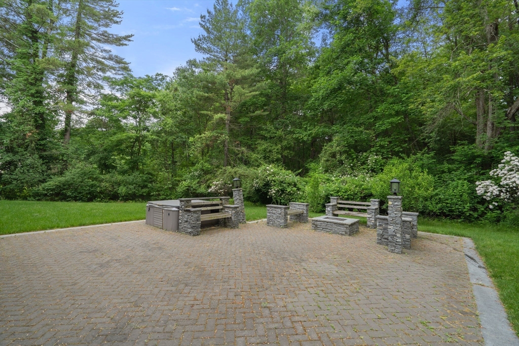 80 Locust Ln
