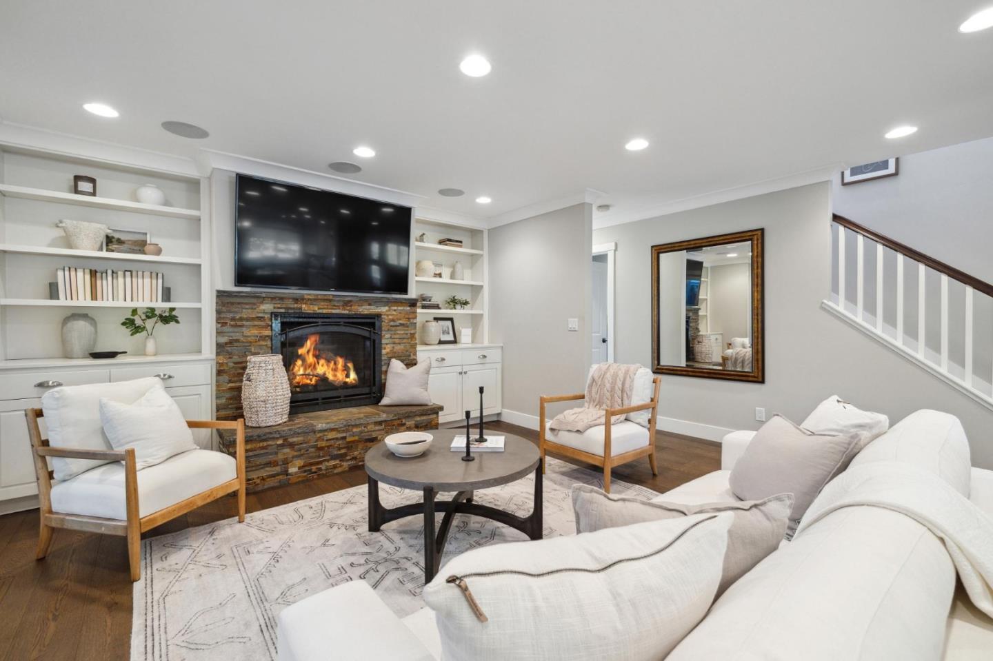 145 Hollycrest DR