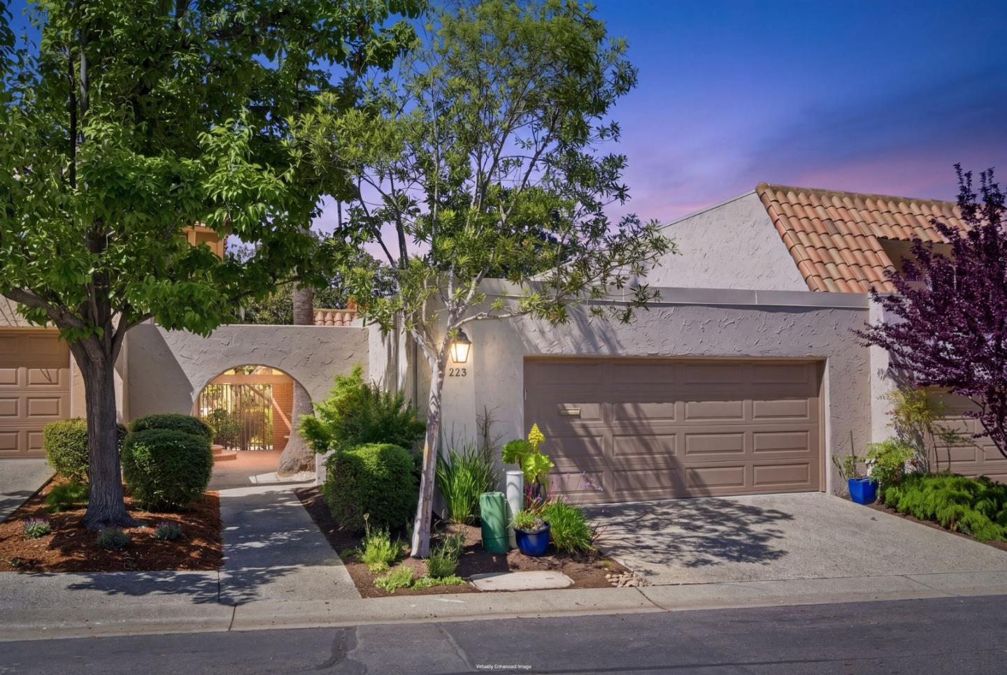 223 Casitas Bulevar