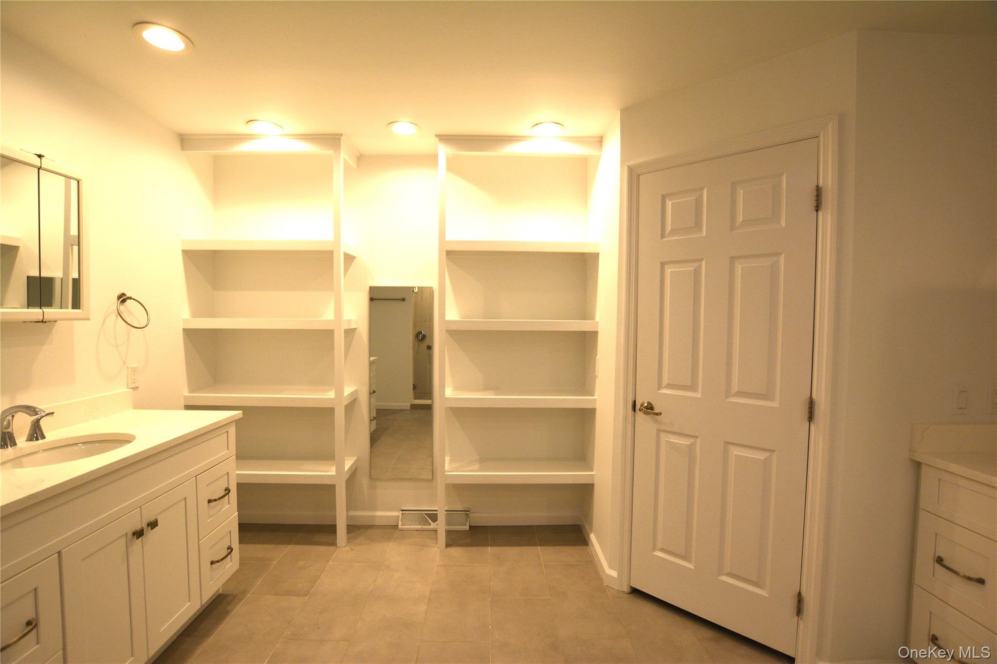 1661 Old Country Road Unit: 516