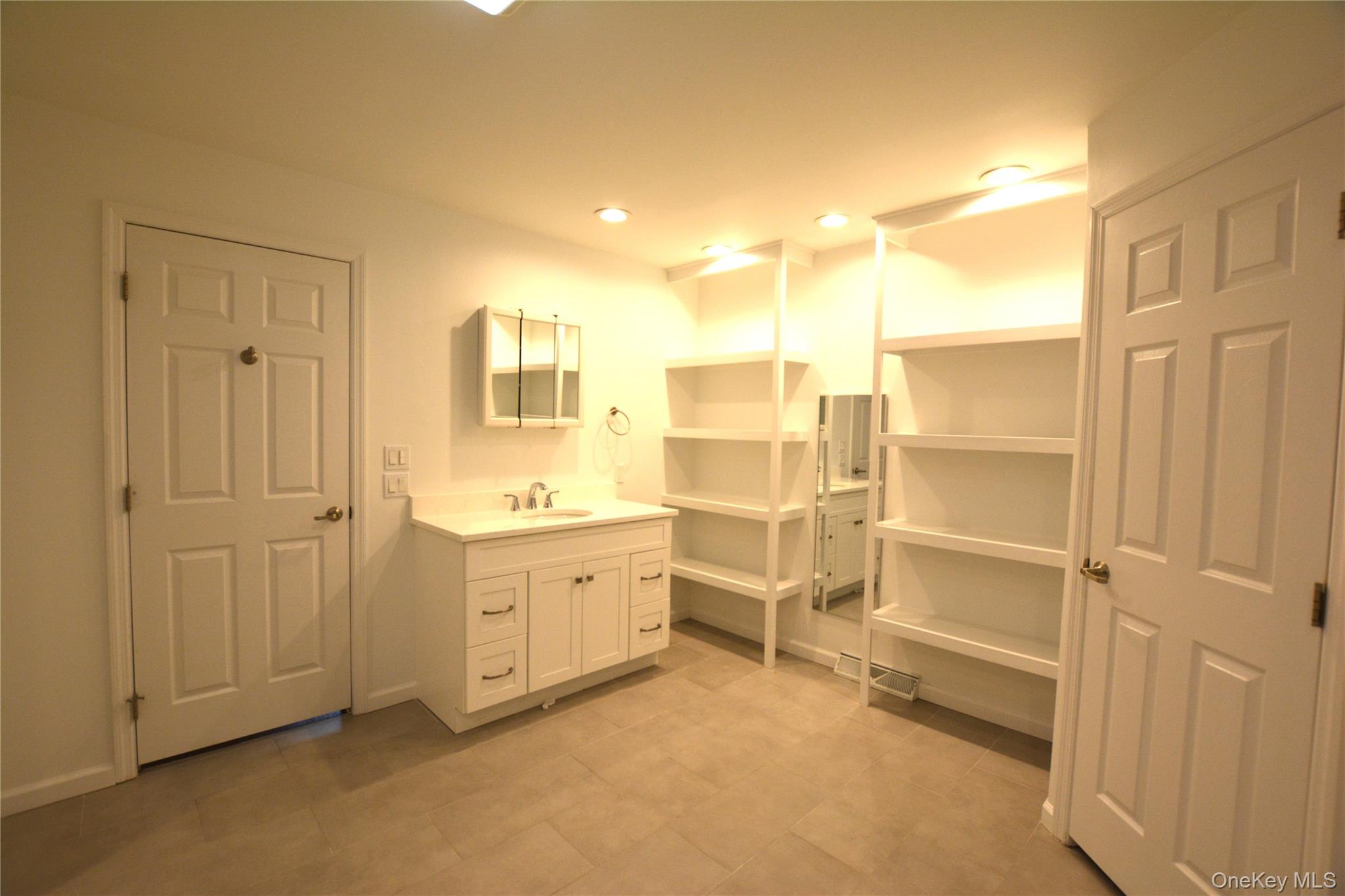 1661 Old Country Road Unit: 516