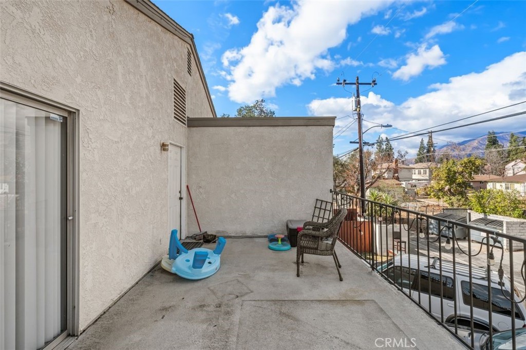 243 E Maple Avenue E