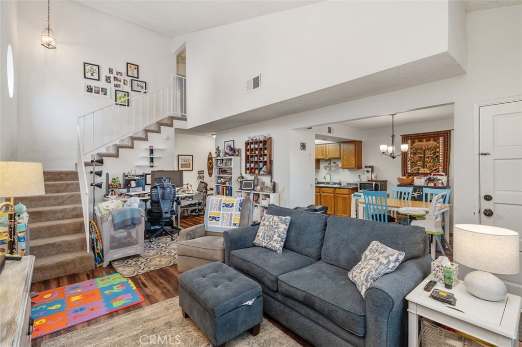 243 E Maple Avenue E
