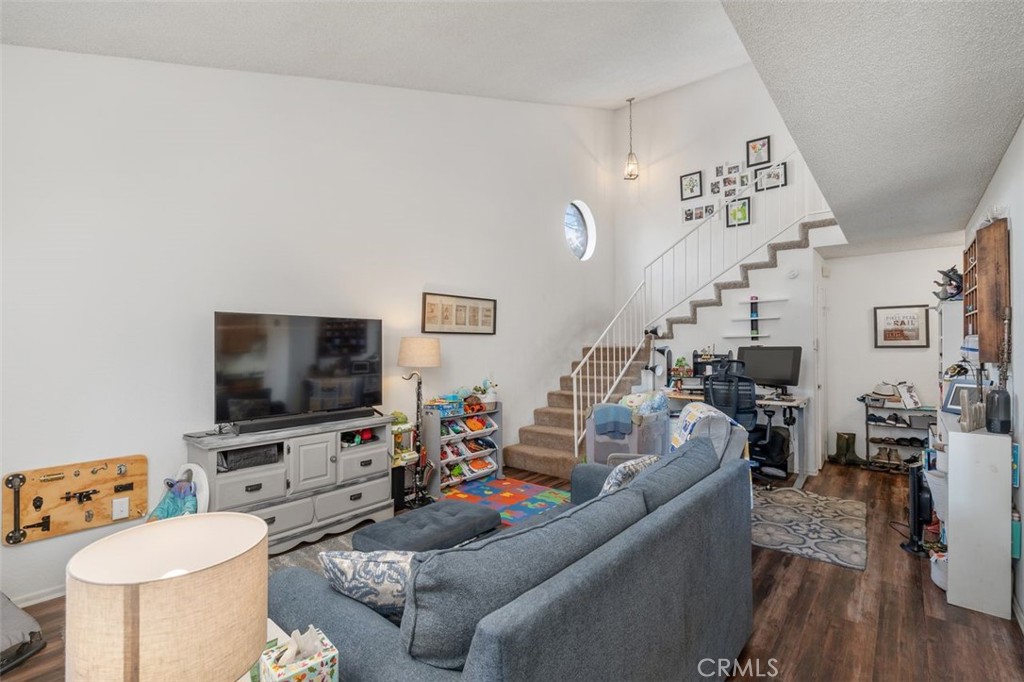 243 E Maple Avenue E
