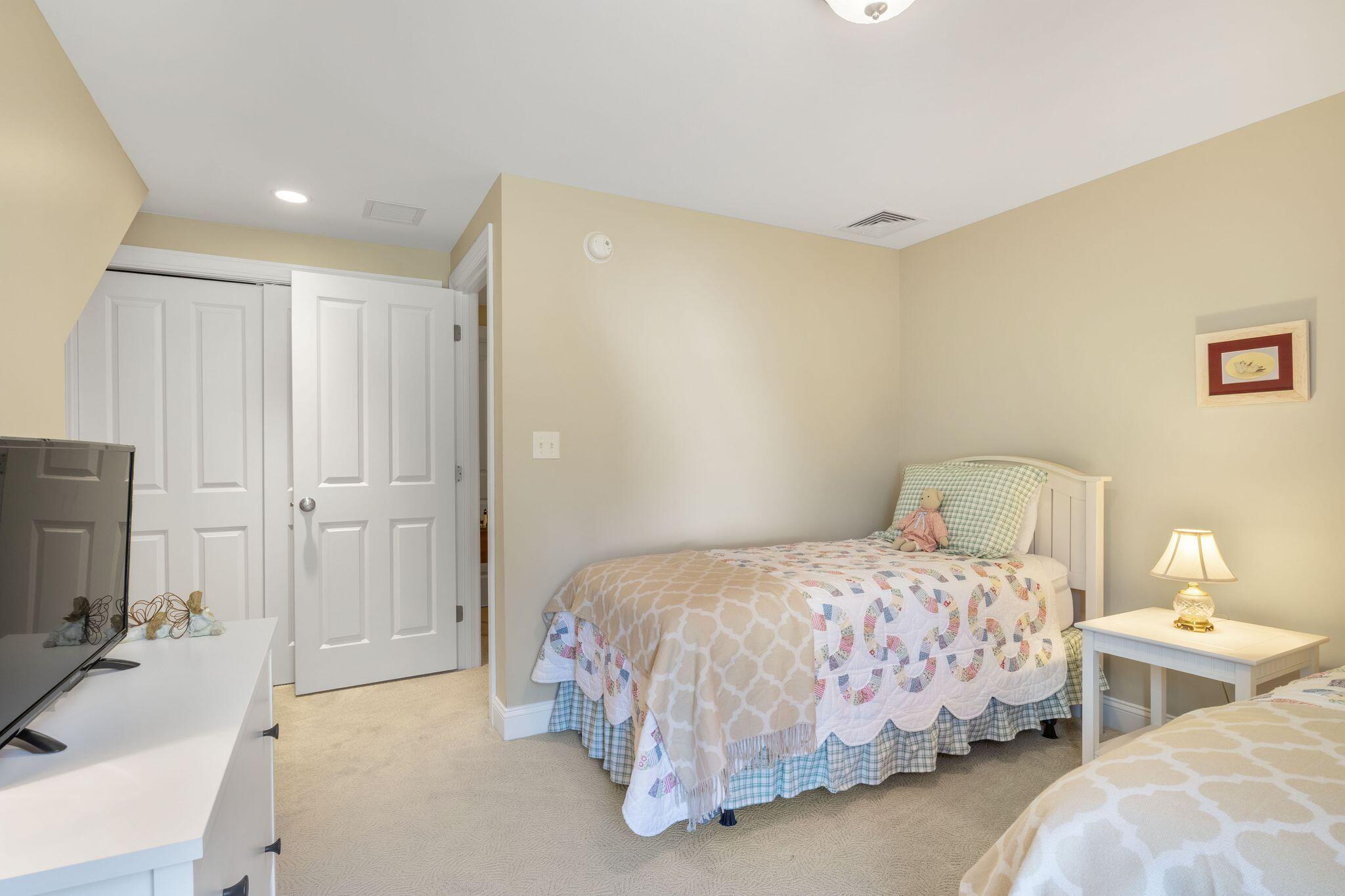 10 Lexington Drive 9