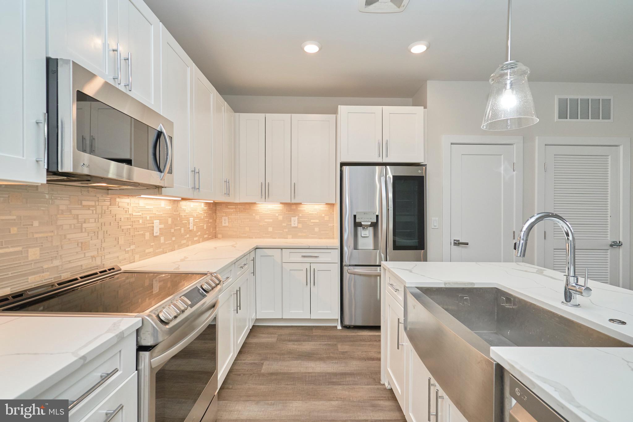 1761 Old Meadow Rd Unit: 307