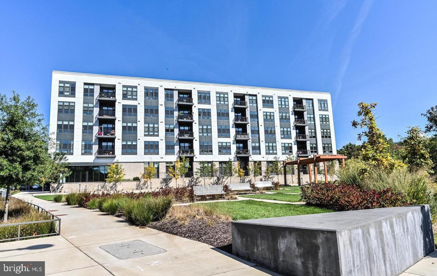 1761 Old Meadow Rd Unit: 307