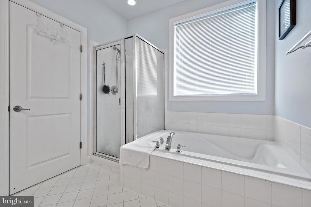 16016 Greymill Manor Dr