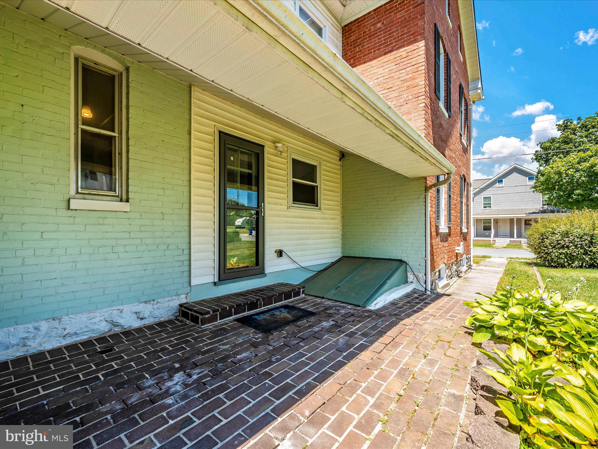 30 E George St