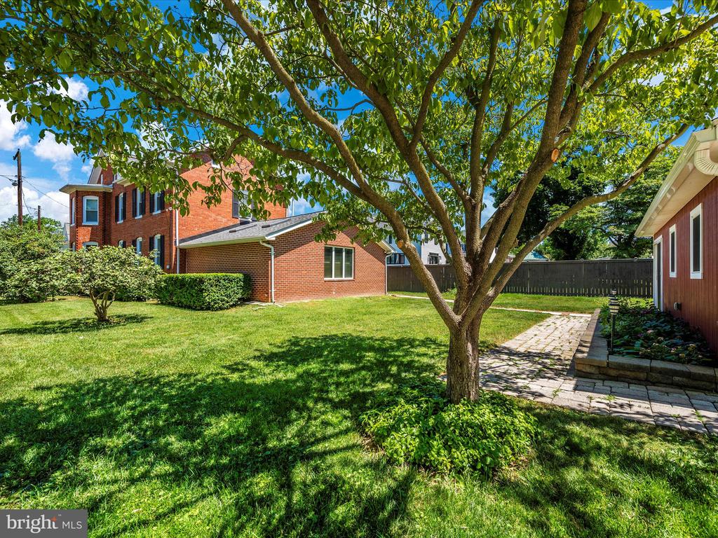30 E George St