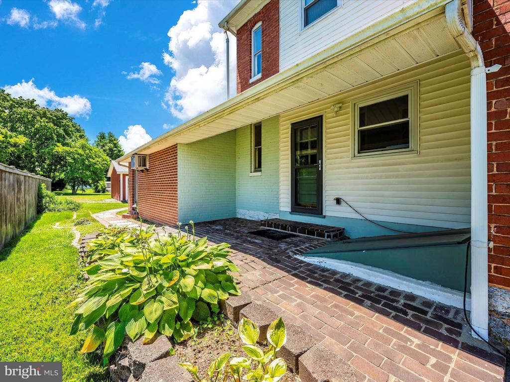 30 E George St