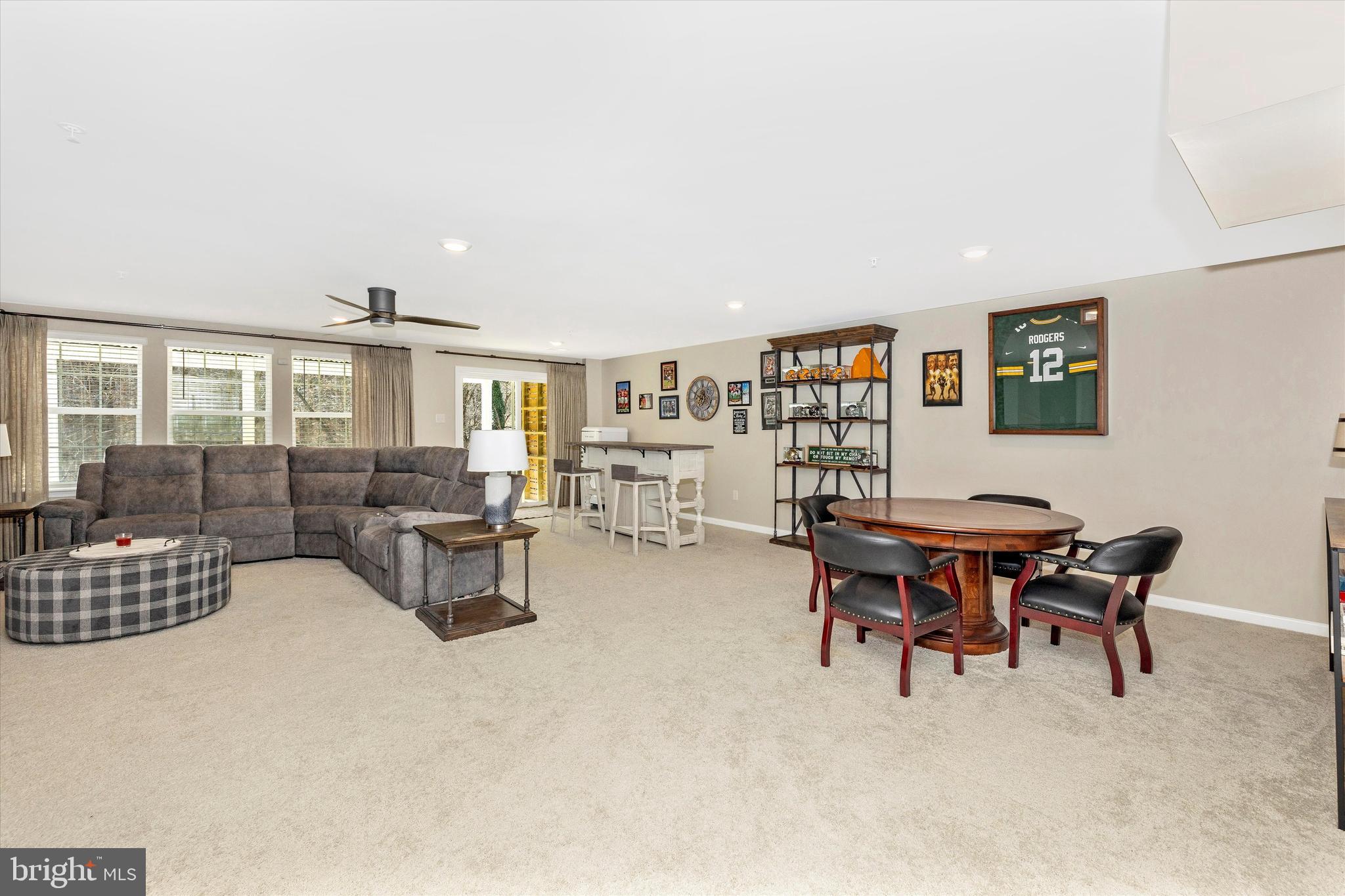 5609 Zoe Ln