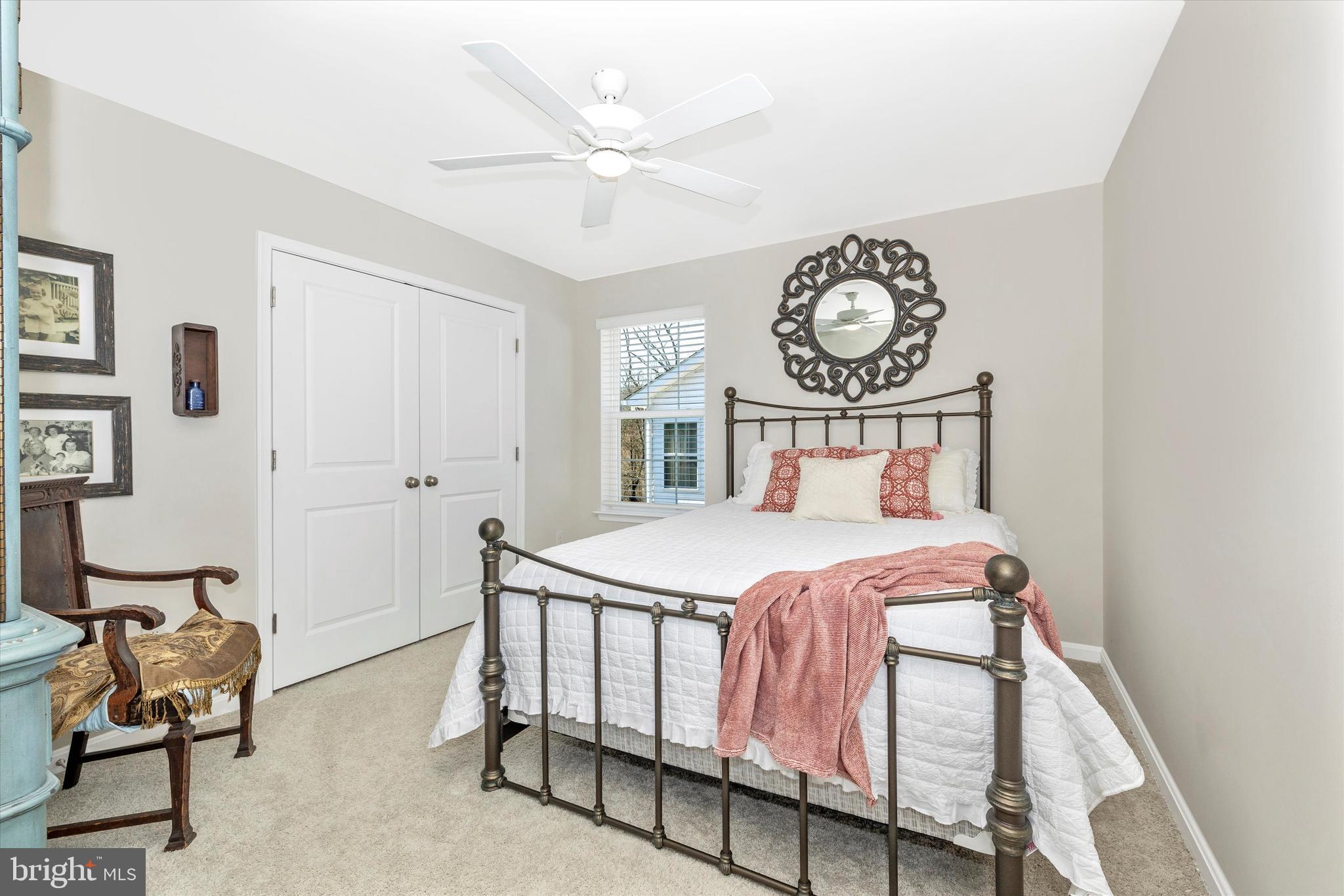 5609 Zoe Ln