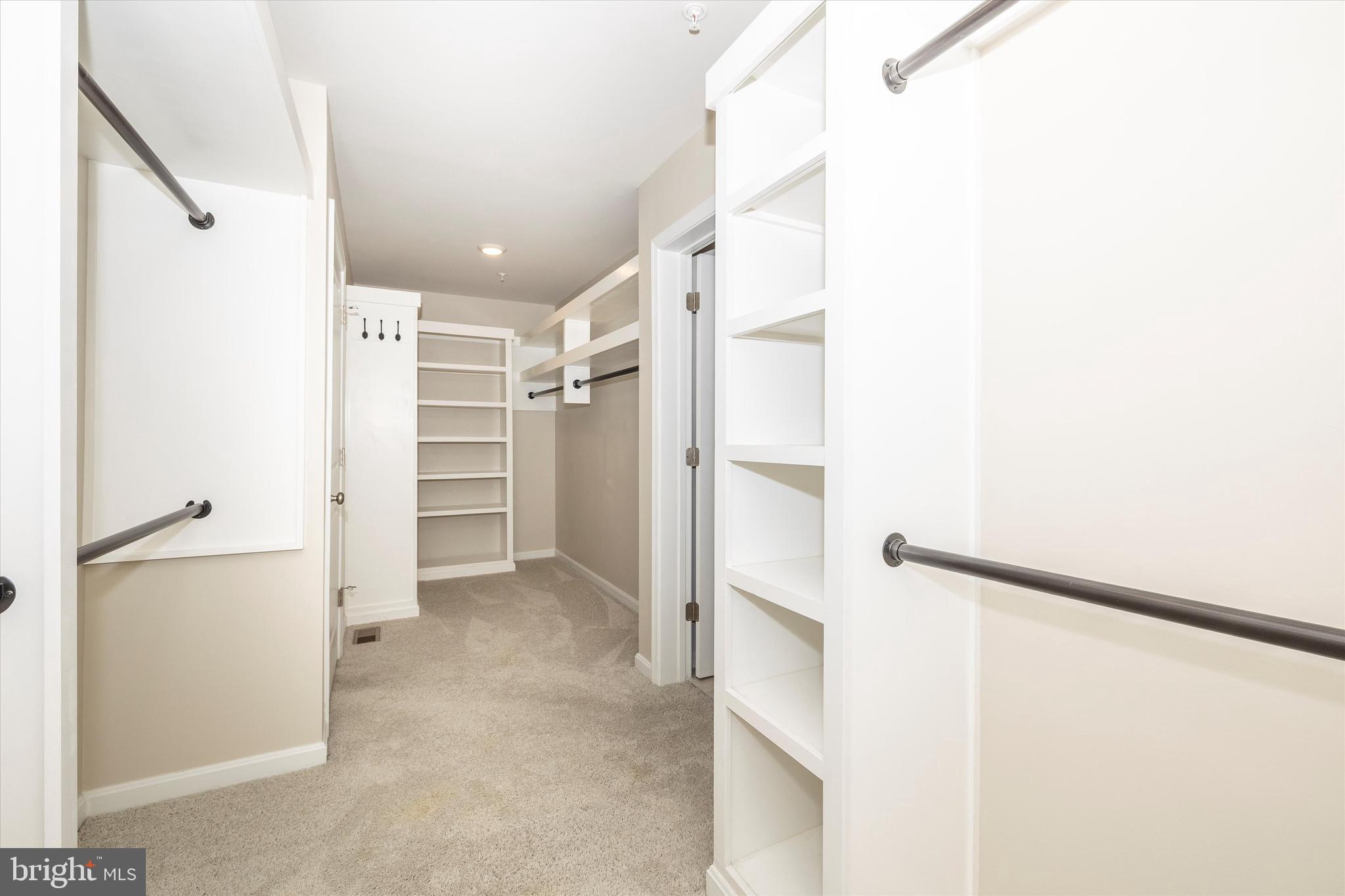 5609 Zoe Ln