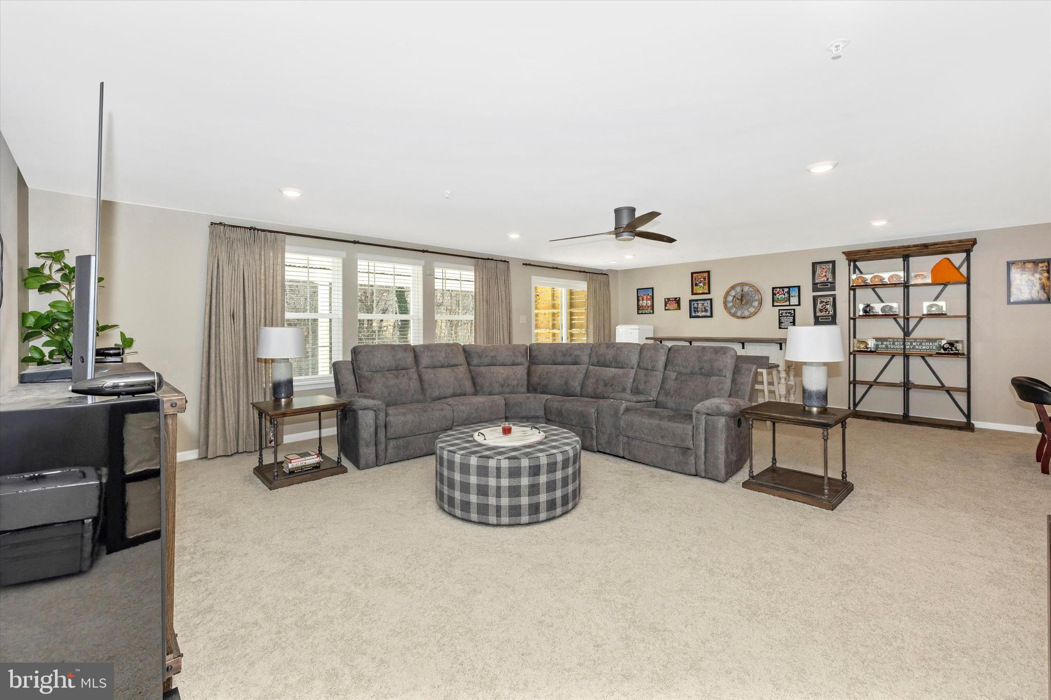 5609 Zoe Ln