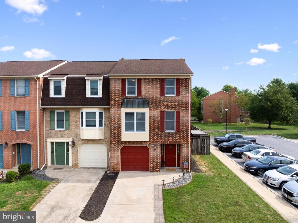 8028 HOLLOW REED COURT