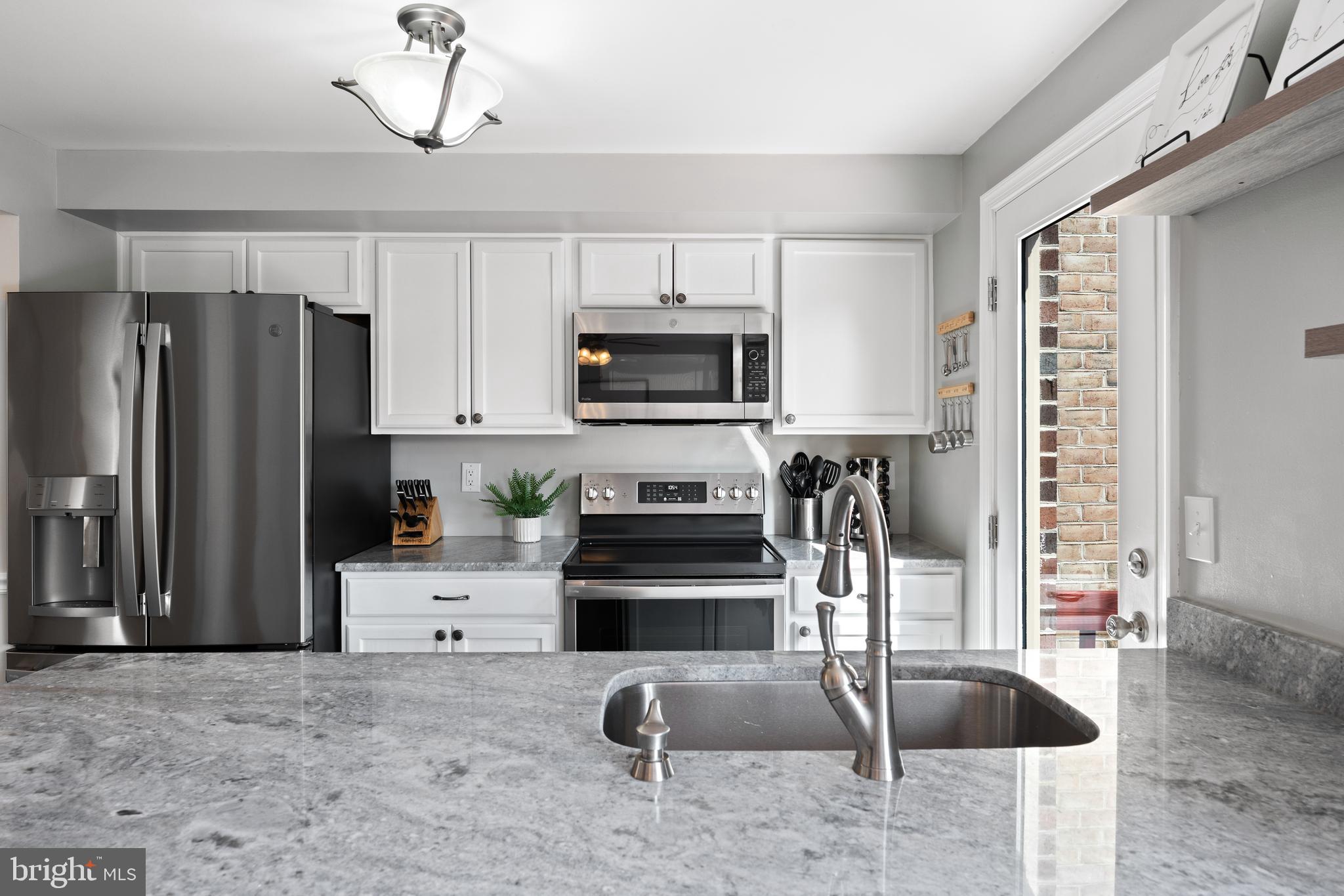 8028 HOLLOW REED COURT