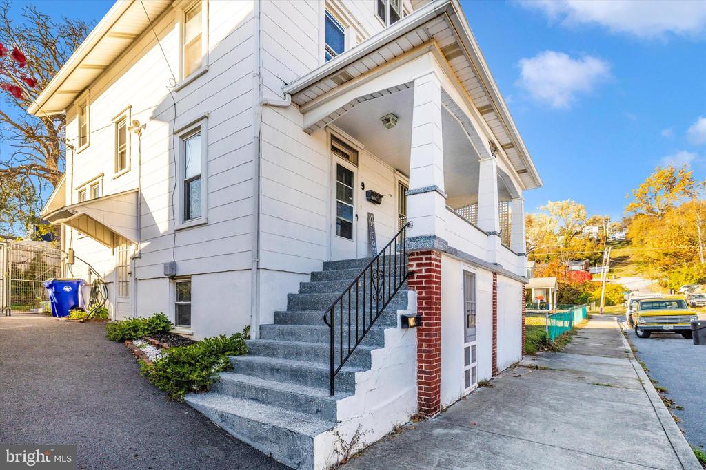 9 3RD AVENUE