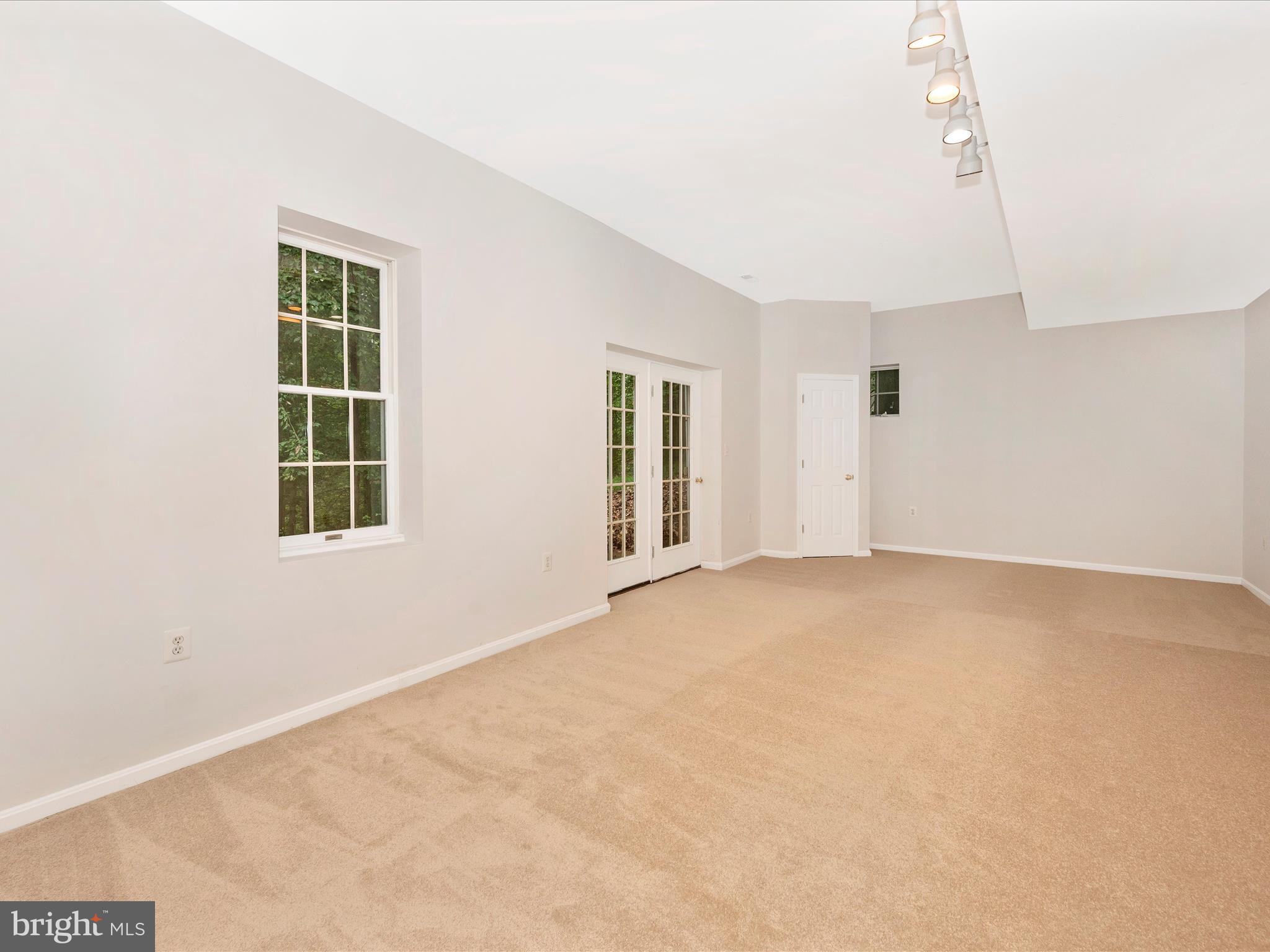 10084 GREEN CLOVER DRIVE