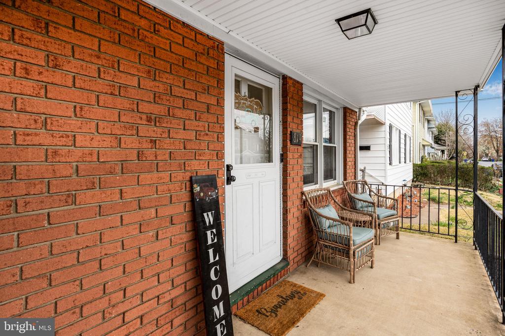 819 View St