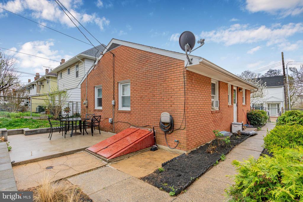 819 View St