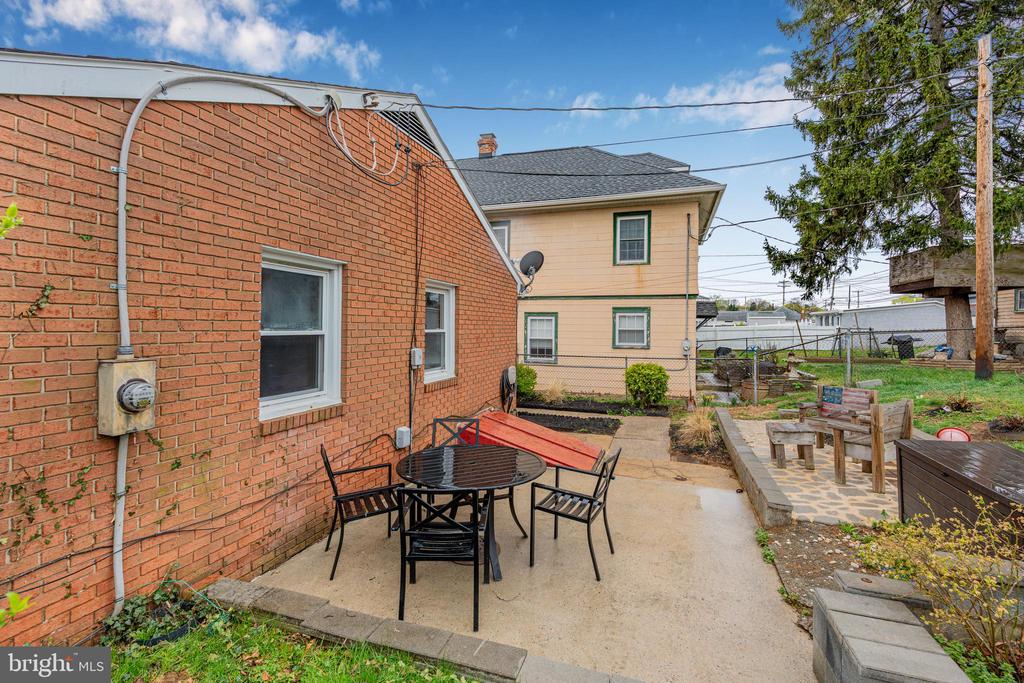 819 View St