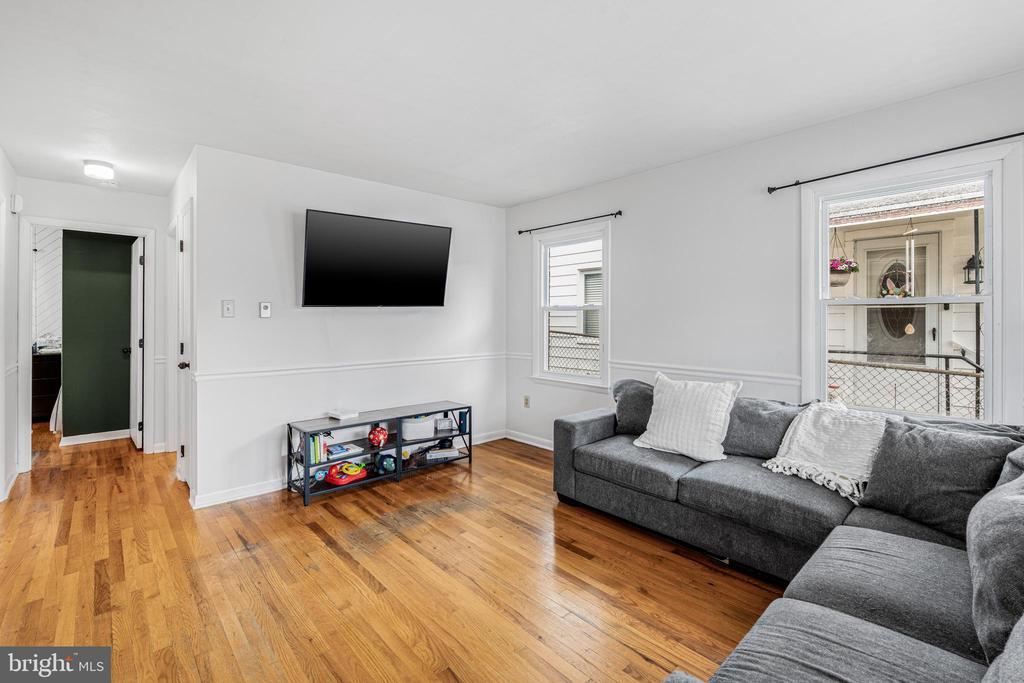 819 View St