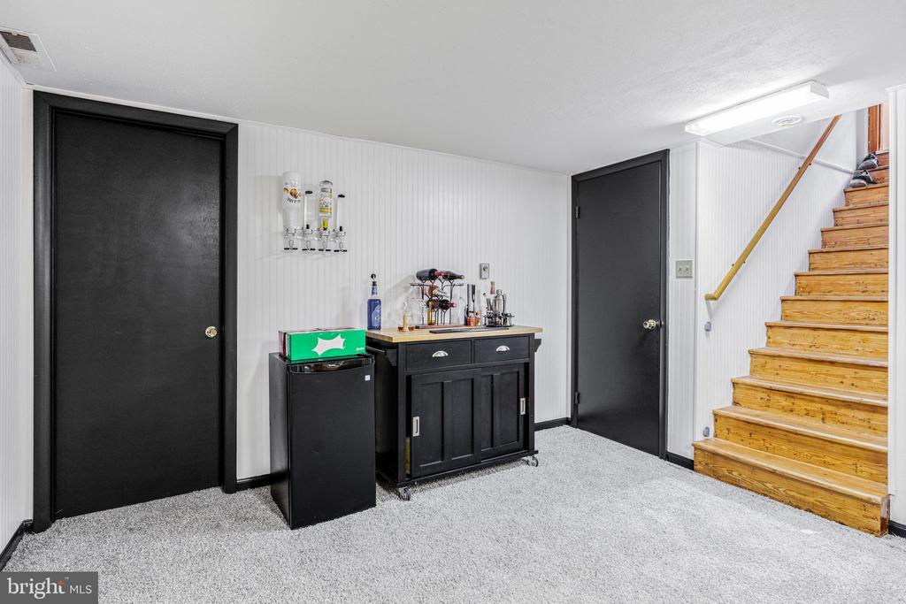 819 View St
