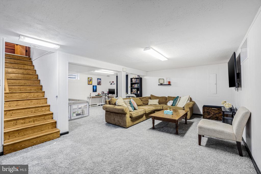 819 View St