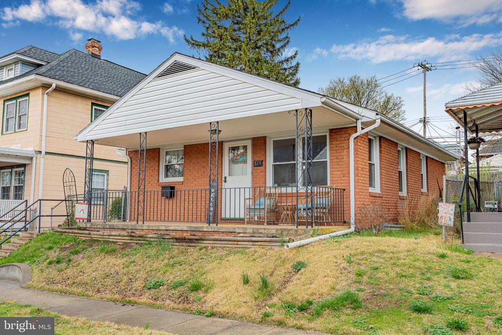 819 View St