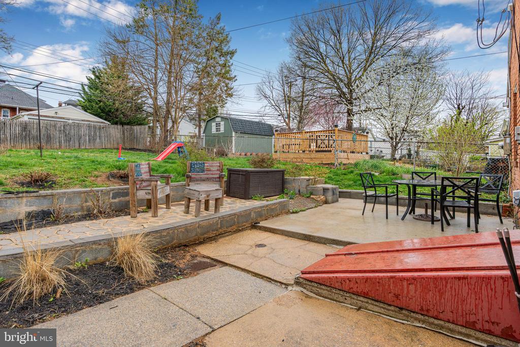 819 View St