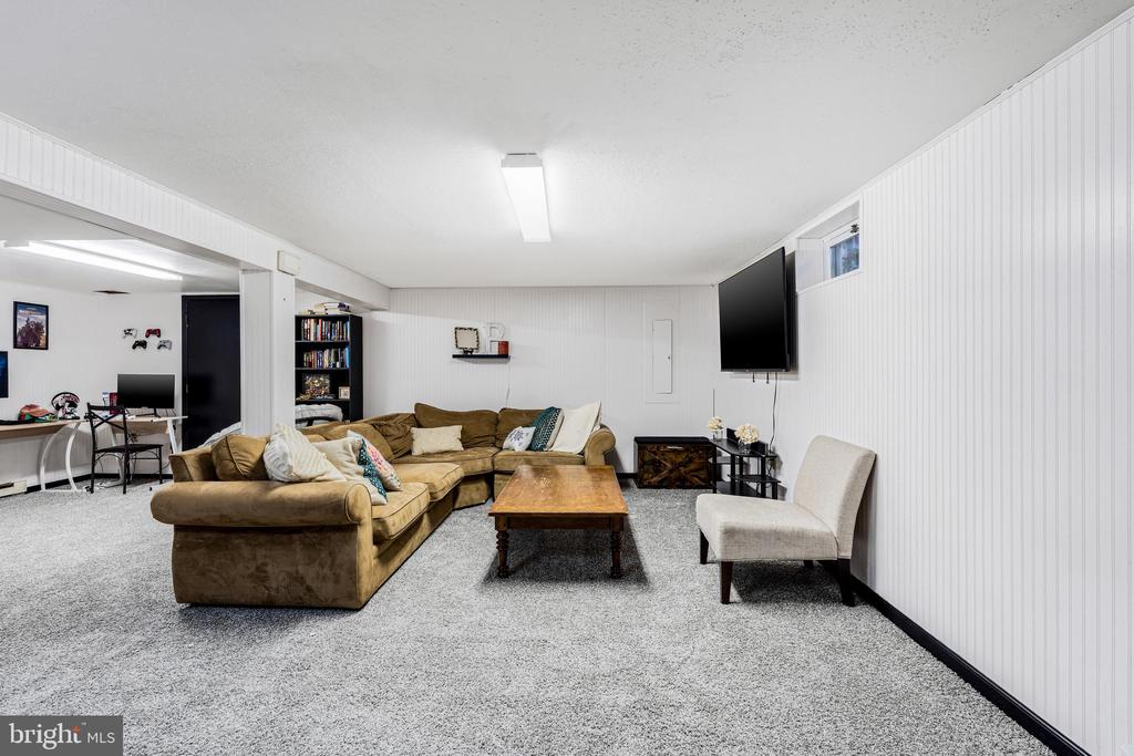 819 View St