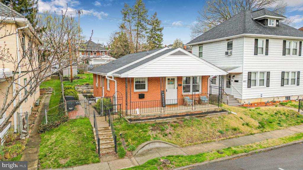 819 View St