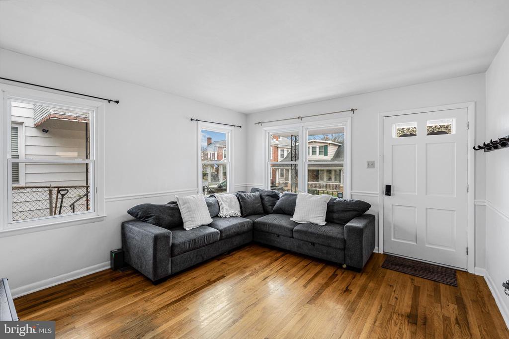 819 View St