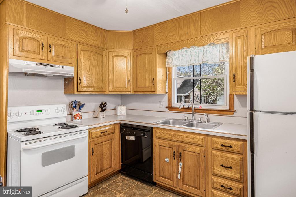 819 View St