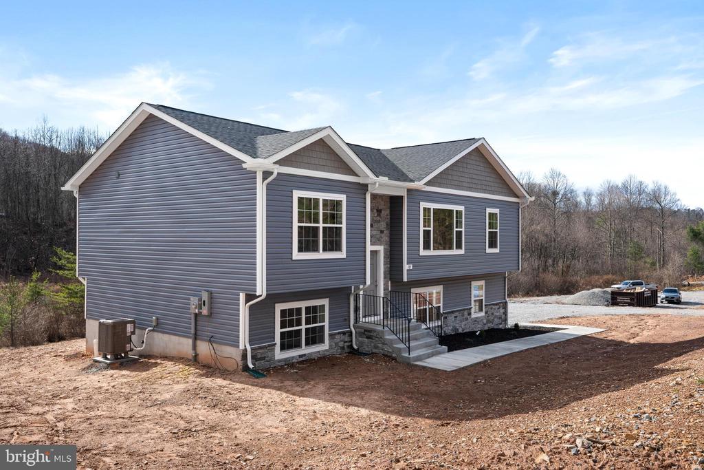 105 VICTORY LN.