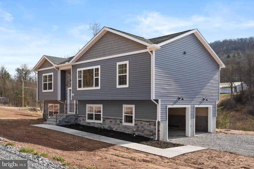 105 VICTORY LN.