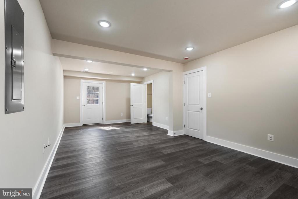 105 VICTORY LN.