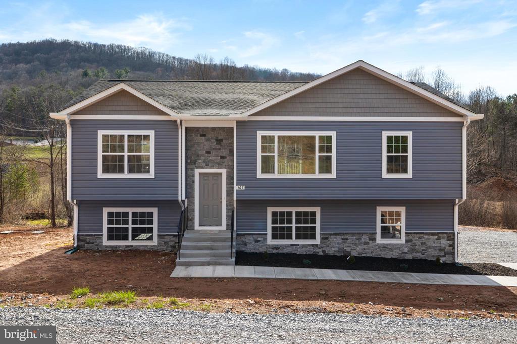 105 VICTORY LN.